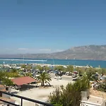 考林多斯酒店 2* Corinth